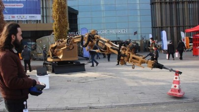 Robotik kol bombayı el hassasiyetiyle imha ediyor