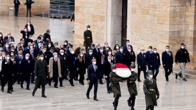 Milli Eğitim Bakanı Özer,  öğretmenlerle Anıtkabir'i ziyaret etti