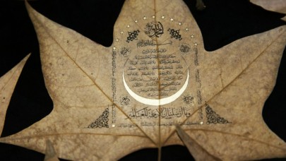 Mürekkep ile kamışın aşkını kurumuş yapraklara nakşediyor