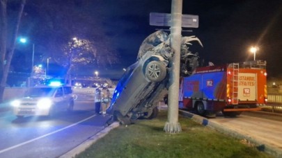 Bakırköy'de otomobil direğe asılı kaldı: Fatih Günay hastaneye kaldırıldı