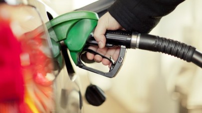 Benzine bu gece yarısından itibaren zam!