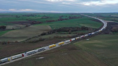 Bulgaristan'a açılan Hamzabeyli Sınır Kapısı'nda 22 kilometre tır kuyruğu oluştu
