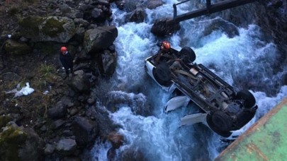 Çamlıhemşin'de kamyonet dereye uçtu: Halil Turan öldü,  Şaban Turan,  Yaşar Turan,  Çağla Göktaş,  Koray Göktaş yaralandı