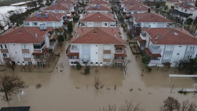Edirne'de şiddetli yağış nedeniyle sahil yolu ulaşıma kapatıldı