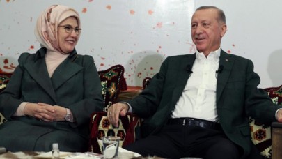 Emine Erdoğan,  sorulan soruyu Cumhurbaşkanı Erdoğan'a dönerek yanıtladı: Başıma iş açtın Başkan