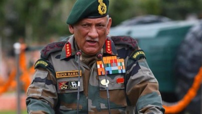 Hindistan Genelkurmay Başkanı'nı taşıyan helikopter düştü