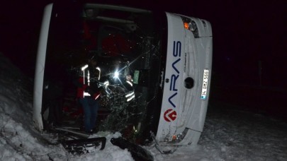 Iğdır-Ankara seferi yapan Aras Turizm otobüsü Kars'ta devrildi: Emre Özşimşek,  Kadir Kurt ve 2 Azeri yolcu öldü