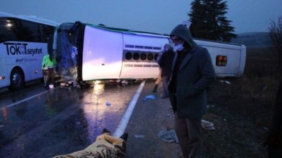 İzmir'den Tokat'a giden Topçam Turizm otobüsü Amasya'da devrildi: Ebru Özbilen Demirtaş ve İbrahim Akçay öldü,  28 yaralı