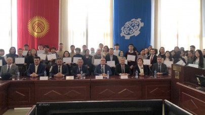 Kırgızistan'da "Türkiye Türkçesi" kursunu tamamlayanlara sertifikaları verildi