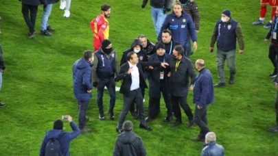 Malatyaspor-Kayserispor maçında olay: Adil Gevrek hakemlerin üzerine yürüdü