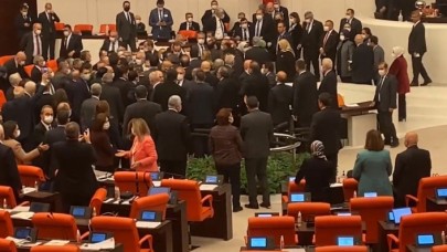 Meclis'teki bütçe görüşmelerinde gerginlik: AK Parti ile CHP grubu arasında yumruklu kavga