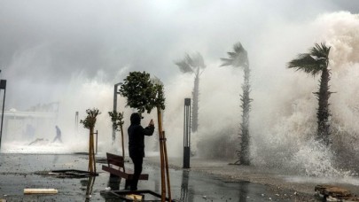 Meteoroloji'den kırmızı alarm: Bir şehir diken üstünde,  okullar da tatil edildi