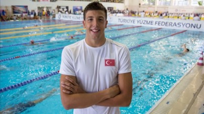 Milli yüzücü Emre Sakçı,  dünya rekorunu kırdı