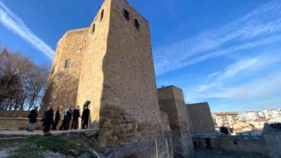 Niğde kalesini gezen Rukiye Ulusoy bir anda açılan çukura düştü: Define için tünel kazıldığı ortaya çıktı