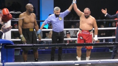 Türk boksör Serdar Avcı,  Mike Tyson'ı nakavt eden Danny Williams'a ringi dar etti!