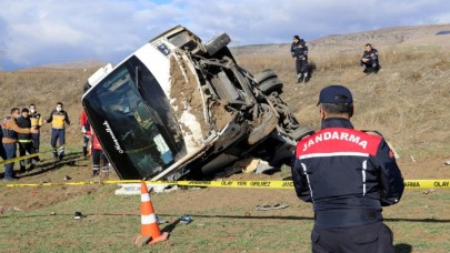 Amasya'da sporcuları taşıyan minibüs devrildi: Antrenör Halil İbrahim Kay öldü,  16 yaralı