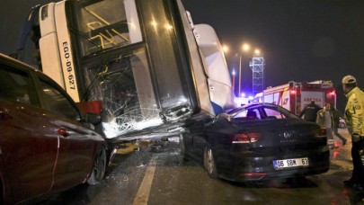 Ankara'da belediye otobüsü otomobillerin üzerine devrildi: 16 yaralı