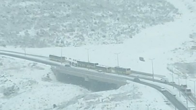 Başakşehir'de kar yağışı nedeniyle İETT otobüsleri yolda kaldı