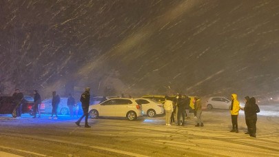 Bu da oldu: 29 yıl sonra Antalya kent merkezine kar yağdı