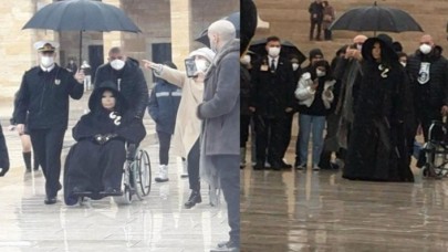 Bülent Ersoy'a şemsiye tutan Anıtkabir komutanı ve takım komutanı görevinden alındı