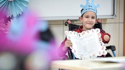 Bursa'da azmiyle herkese örnek olan küçük Muhammed Ali ilk karnesini aldı