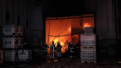 Bursa'da fabrikada çıkan yangına müdahale ediliyor