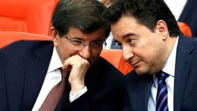 Davutoğlu ve Babacan Maske Kimsin Sen'in rezaletine ortak oldu