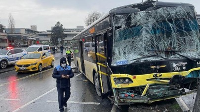 Fatih'te iki İETT otobüsü çarpıştı: 4 yaralı