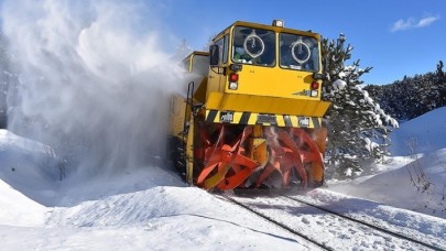Güvenli demir yolu ulaşımı için TCDD görevlileri buz mesaisinde