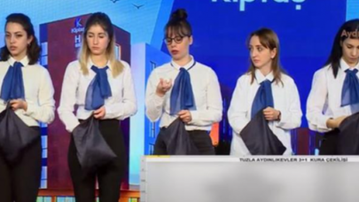 İBB'nin kura çekiminde tartışma yaratan görüntü: Hostes topa bakıp bakın ne yaptı!