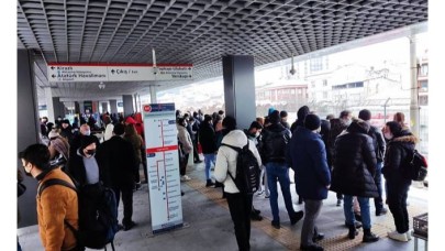 İstanbul'da metro arızalandı,  yolcular durakta bekledi