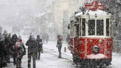 İstanbul'da yoğun kar yağışı nedeniyle mesai saatleri öne çekildi