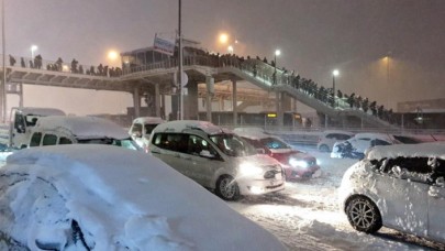 İstanbul kara teslim oldu! Uçuşlar durdu,  yollar kapandı
