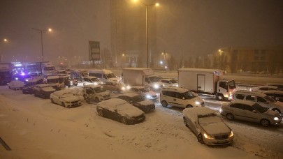 İstanbul'da kara kış: Havadan karadan giriş çıkış kapalı! Binlerce kişi yollarda sabahladı,  Vali açıklama yaptı