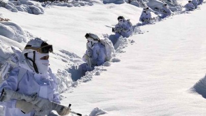 Kahraman komandolar Tunceli'nin karlı dağlarında teröristlerin izini sürüyor