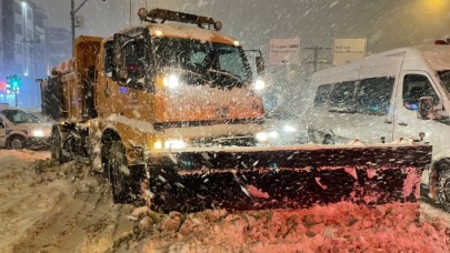 Kar hayatı felç etti: Yollar kapandı,  insanlar mahsur kaldı