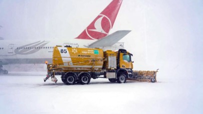 Kar pisti kapladı,  binlerce yolcu havalimanında kaldı: İstanbul'a uçuşlar durduruldu