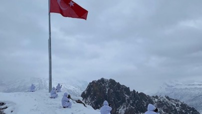 Mehmetçik’ten bayrak donduran soğukta vatan nöbeti
