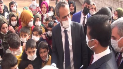 Okulda gördüğü manzara Bakan Özer'i küplere bindirdi: 'Siz ne biçim adamsınız ya'