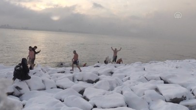 "Sarayburnu Fatihleri" buz gibi havada denizde yüzdüler