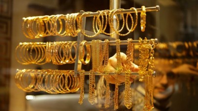 Uzman ekonomist tarih verip uyardı: Gram altın 1450 lirayı görecek