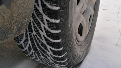 Yolda kalmamak için kış lastiğinin önemi