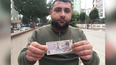 5 TL'nin üzerindeki yazıyı görünce inanamadı! Her yerde bu paranın sahibini arıyor