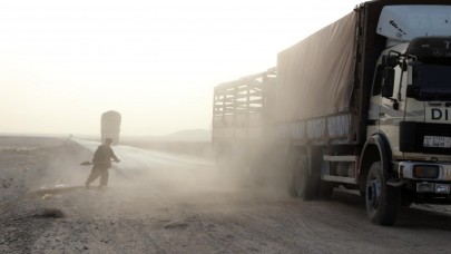 Afganistan'da bombaların tahrip ettiği yolları çocuklar onarıyor