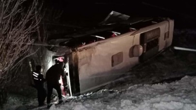 Afyonkarahisar'da yolcu otobüsünün devrilmesi sonucu 21 kişi yaralandı