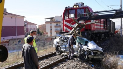 Ankara'da yük treni otomobile çarptı! Ali Şir Ünal öldü