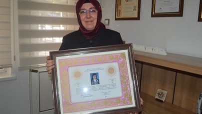 Avukatlık ruhsatını peruklu fotoğrafla almak zorunda kaldı