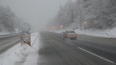 Bolu Dağı'nda kar yağışı ve sis etkili oluyor: Ekiplerden sürücülere uyarı