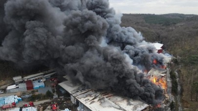 Eyüpsultan'da su dolum tesisinde çıkan yangına müdahale ediliyor