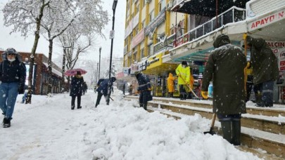 Isparta'da kar yağdı,  elektrik kesildi: Hayat felç!